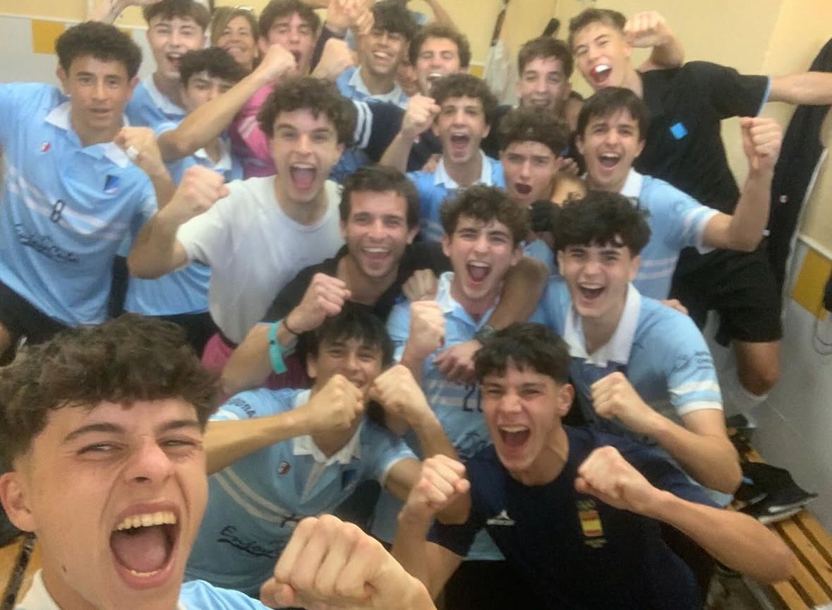 Els jugadors del Club Junior juvenil d'hoquei herba abans de la final de la Copa