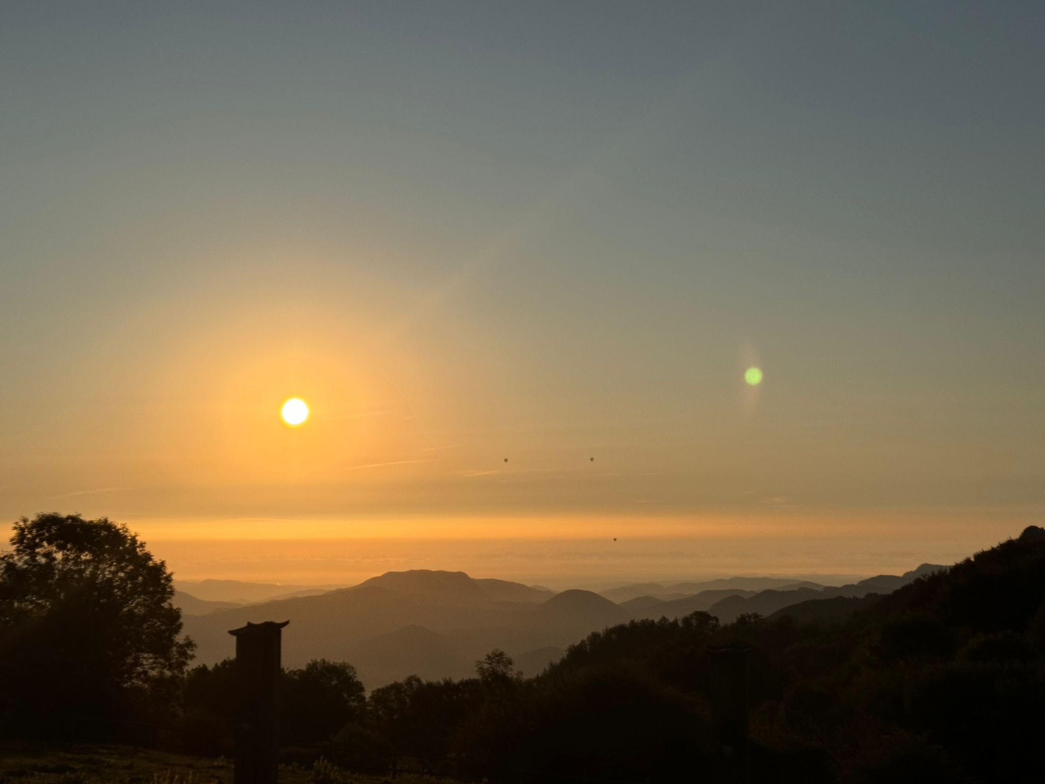 Sol i lluna entre globus · La vall d’en Bas FOTO: Oriol de Balle Comas