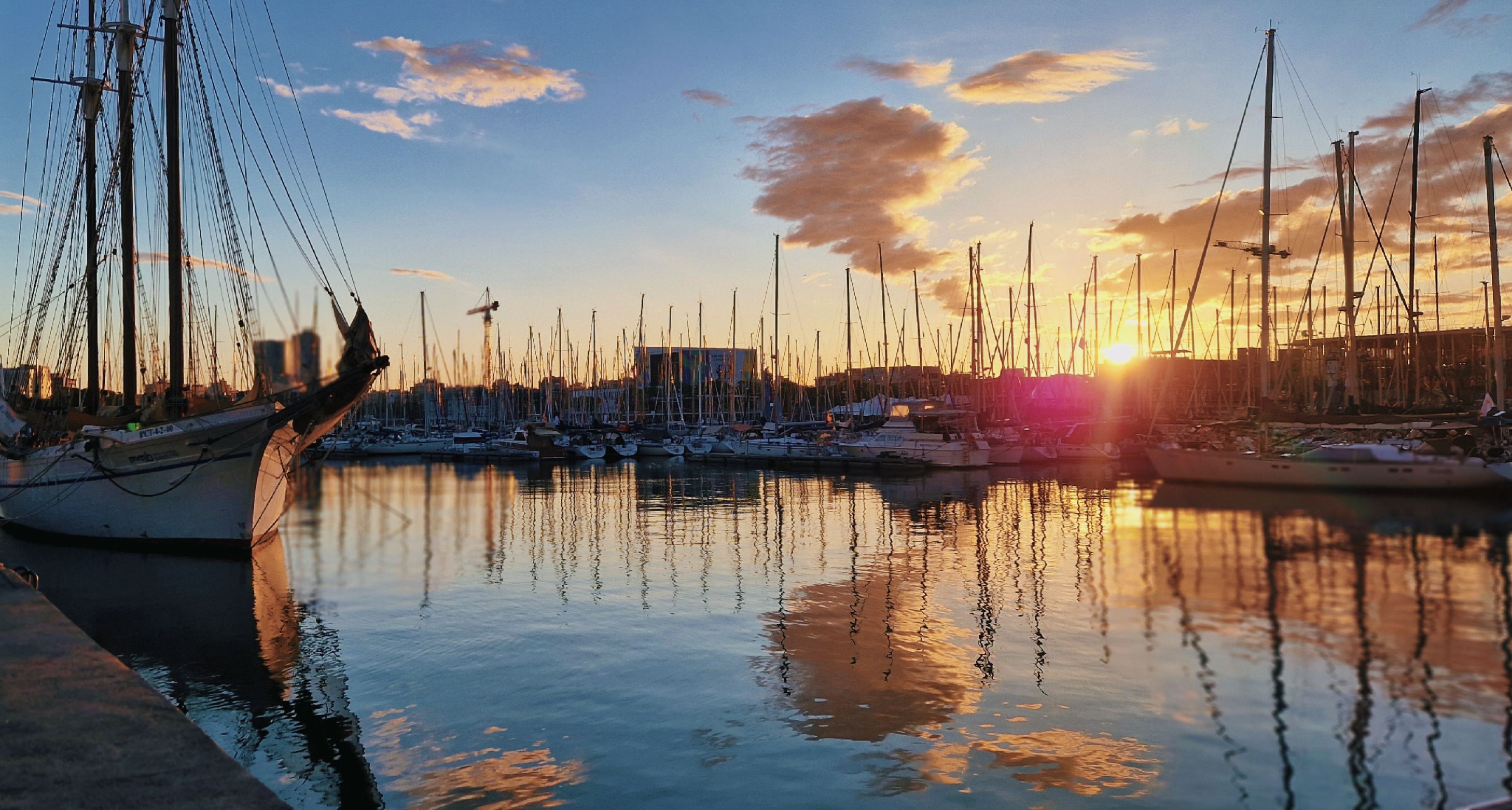 Amanecer desde el Puerto de BCN · Barcelona FOTO: Belkis  Perez 