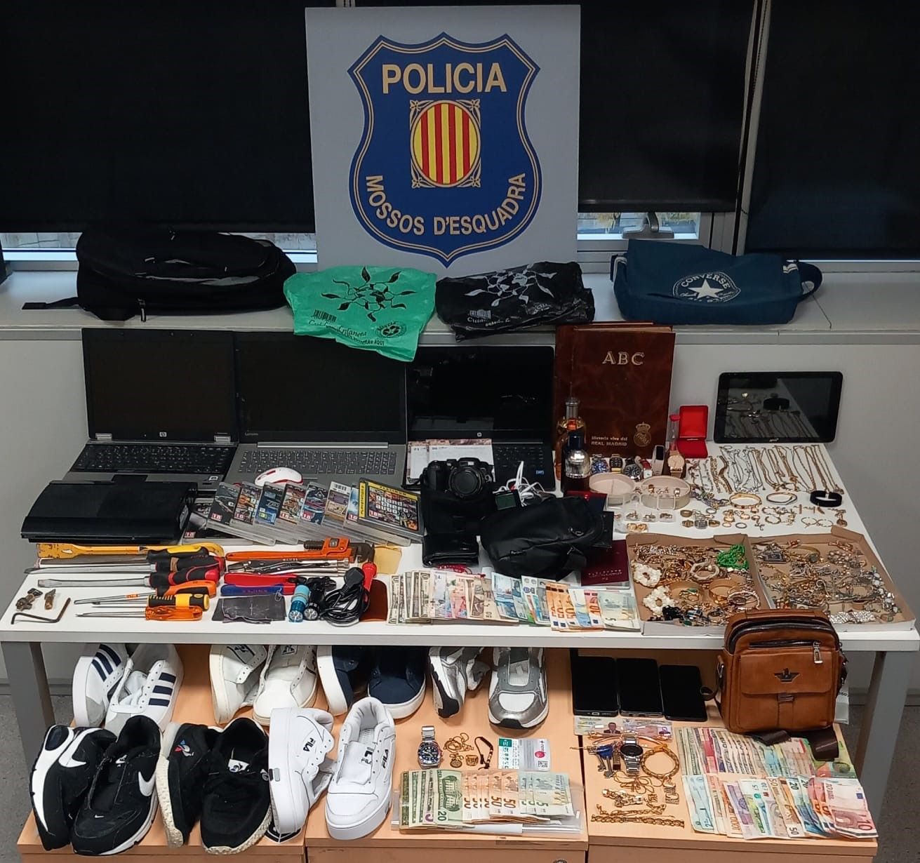 Una part del botí que van robar els lladres. FOTO: Mossos