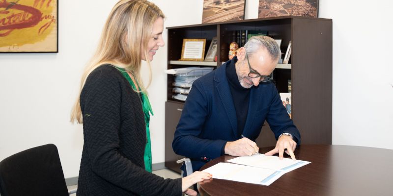 La directora del TOT Sant Cugat, Laura Grau, amb Joan Izquierdo, gerent de l'hospital. FOTO: Carme de Olazábal