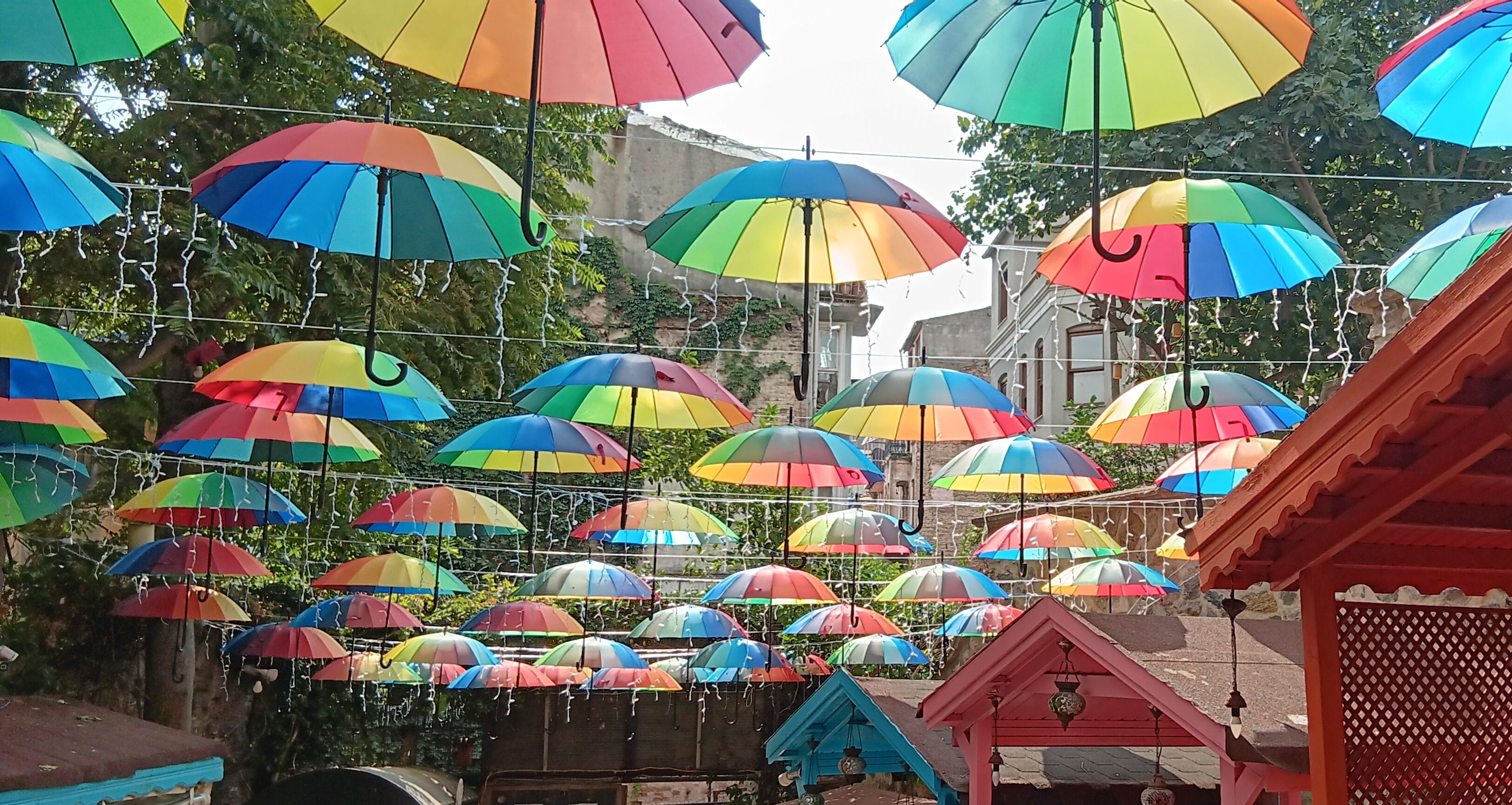 Paraigües d'alegria · Barrio de Balat, Estambul FOTO: Esther María Criado Ortega 