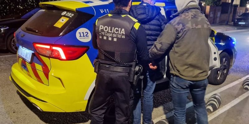 Detenció d'un home per intentar entrar en una casa a Sant Cugat. FOTO: Policia Local