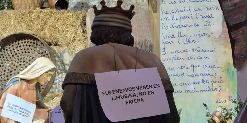 Cartells penjats al pessebre de la plaça Barcelona. FOTO: Cedida