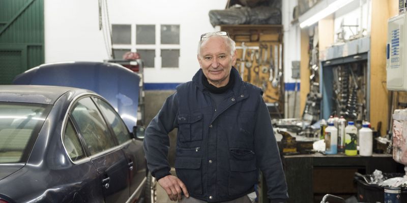 Josep Casas al seu taller mecànic al carrer de Sant Jordi. FOTO: Bernat Millet (TOT Sant Cugat)