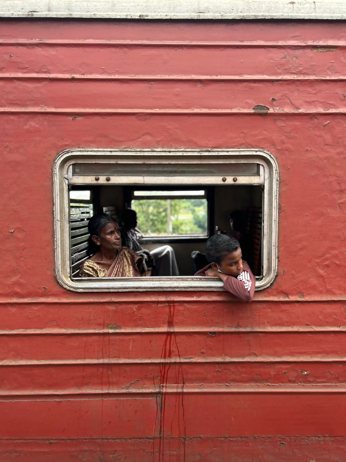 Viatgers al tren · Ella FOTO: Santi Sotos Badia