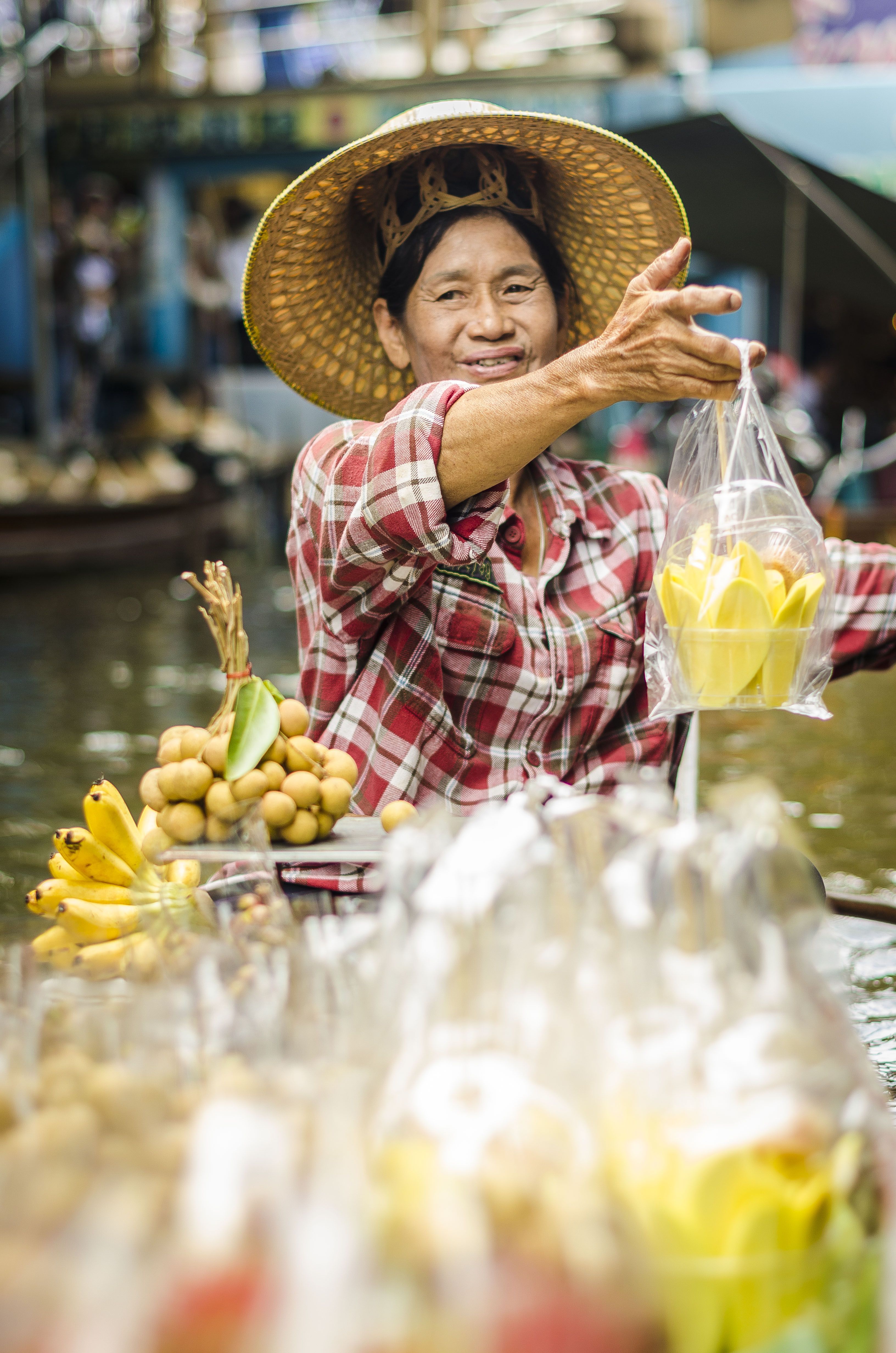 Vendedora en mercado flotante · Bangkok FOTO: Eugenio Mondejar Cruz