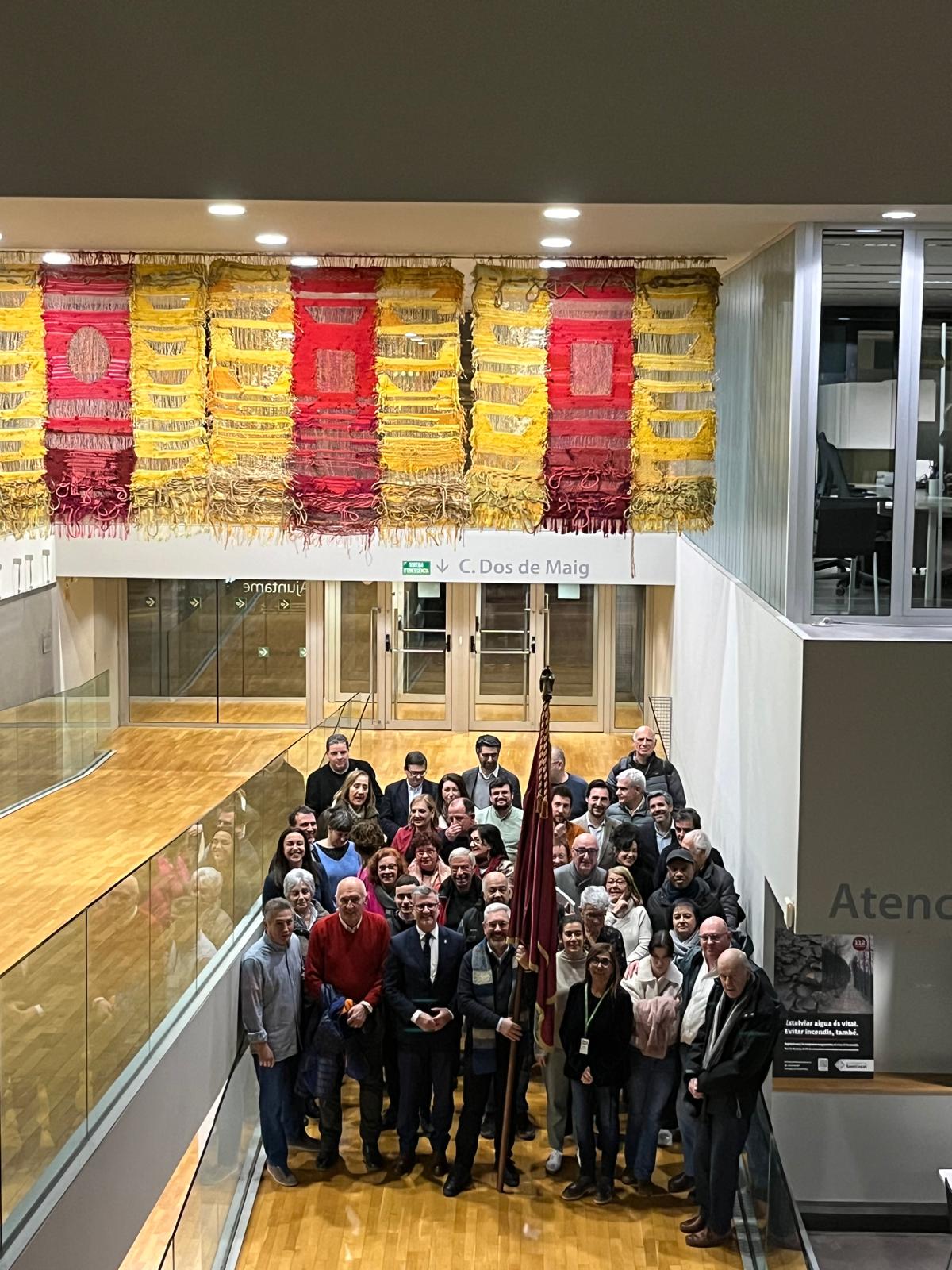 Membres la Comissió de Festes de Sant Antoni amb l'alcalde de Sant Cugat, Josep Maria Vallès, i els portaveus dels diferents grups municipals. FOTO: TOT Sant Cugat